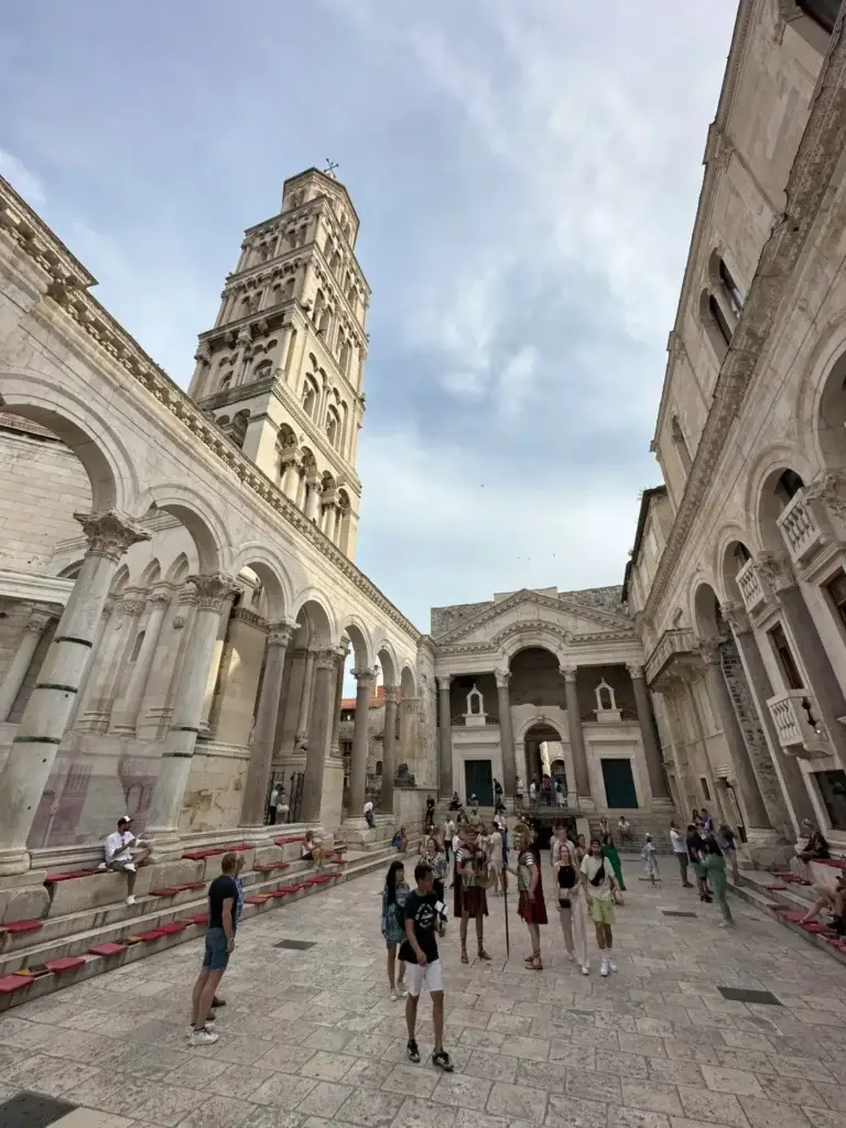 Peristyle square Split