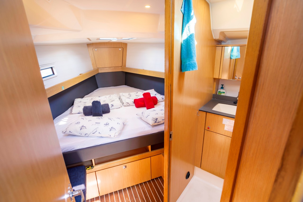 Front cabin & Head Bavaria 41 Cruiser Morning Breeze