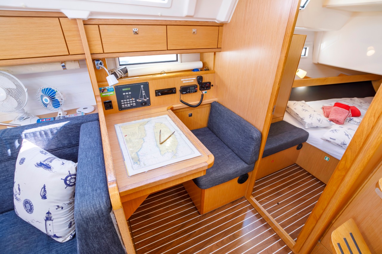 Navigational Table Bavaria 41 Cruiser Morning Breeze