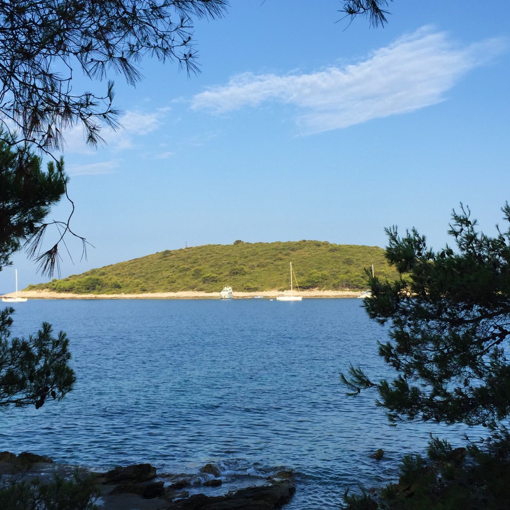 islands in front of Maslinica on Šolta